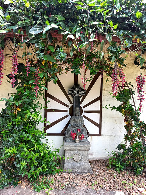 The altar of the Cross and the Buddha